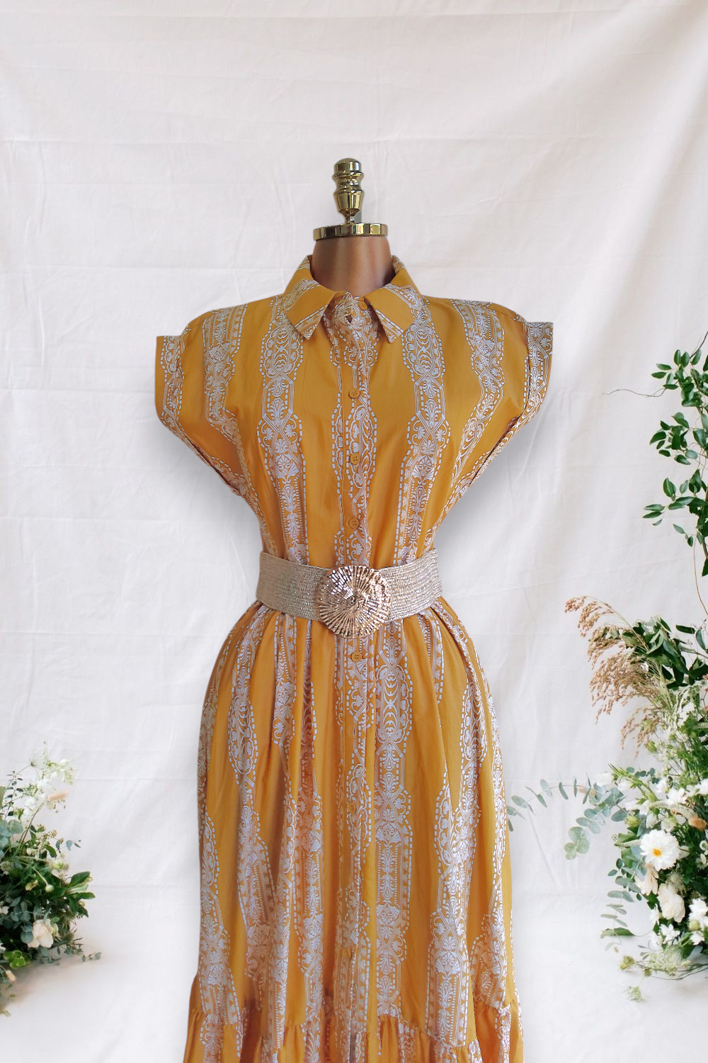 VESTIDO MOSTAZA CON DISEÑOS EN BLANCO