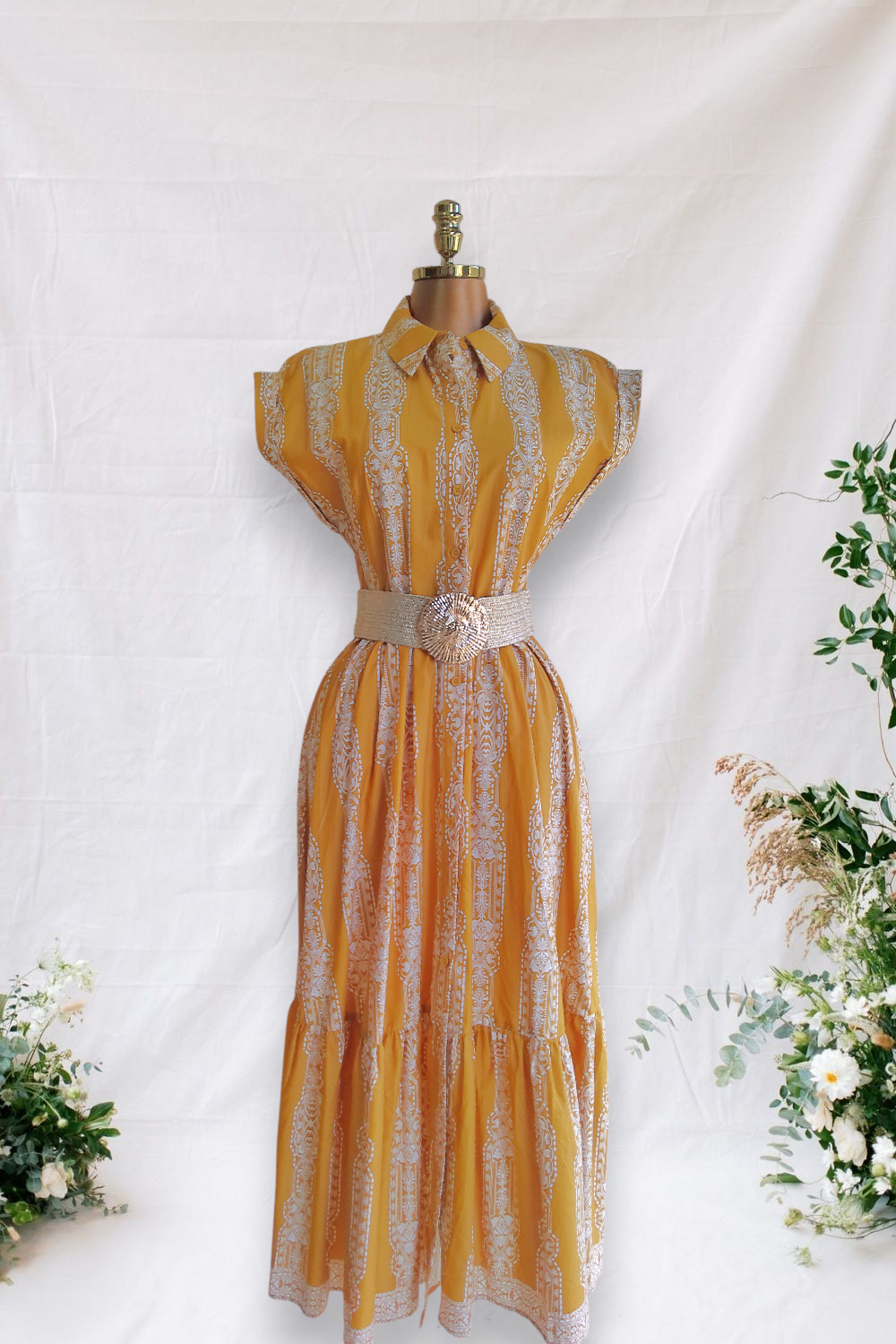 VESTIDO MOSTAZA CON DISEÑOS EN BLANCO