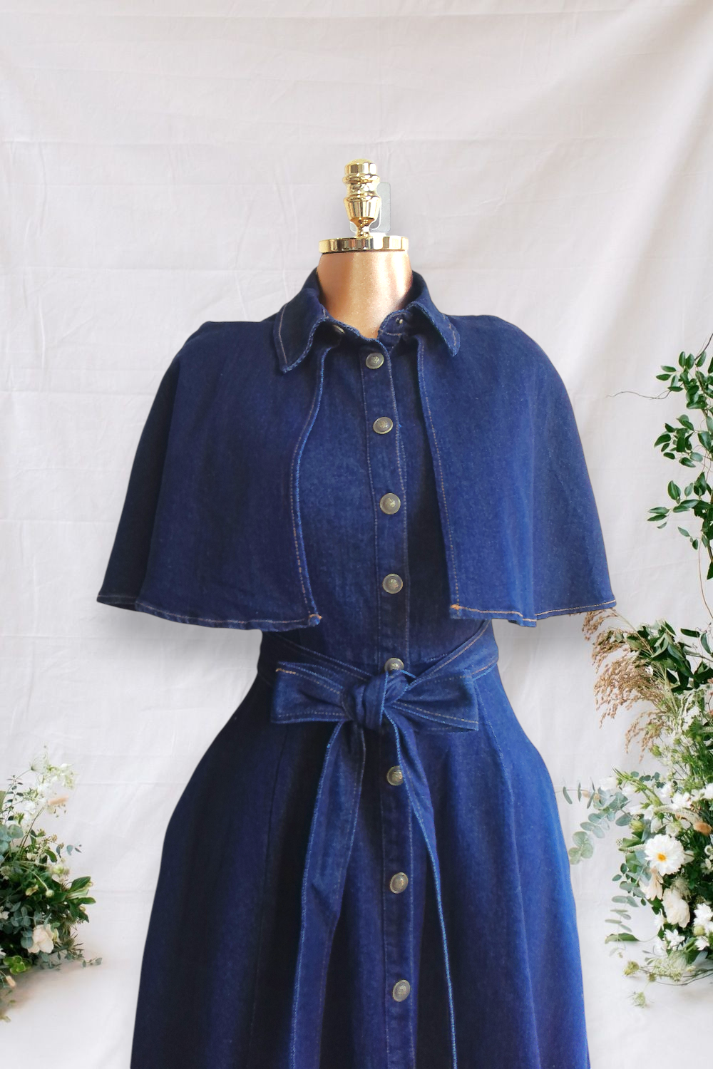 VESTIDO JEANS CON CAPITA CORTA