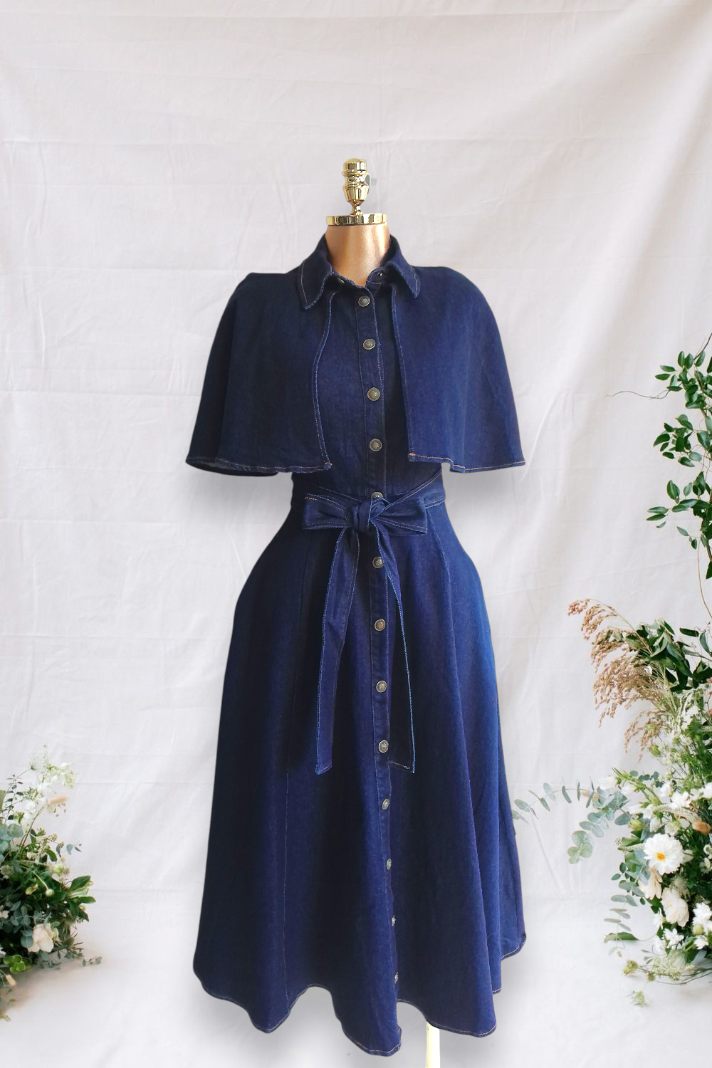 VESTIDO JEANS CON CAPITA CORTA
