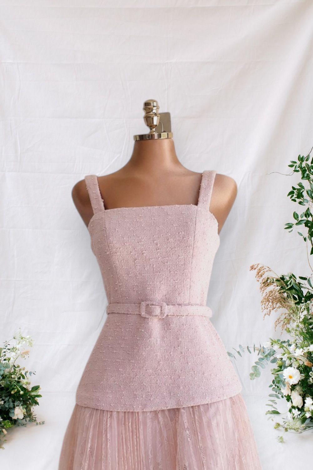 VESTIDO CREMA CON FALDA DE PUNTO DE FLORES