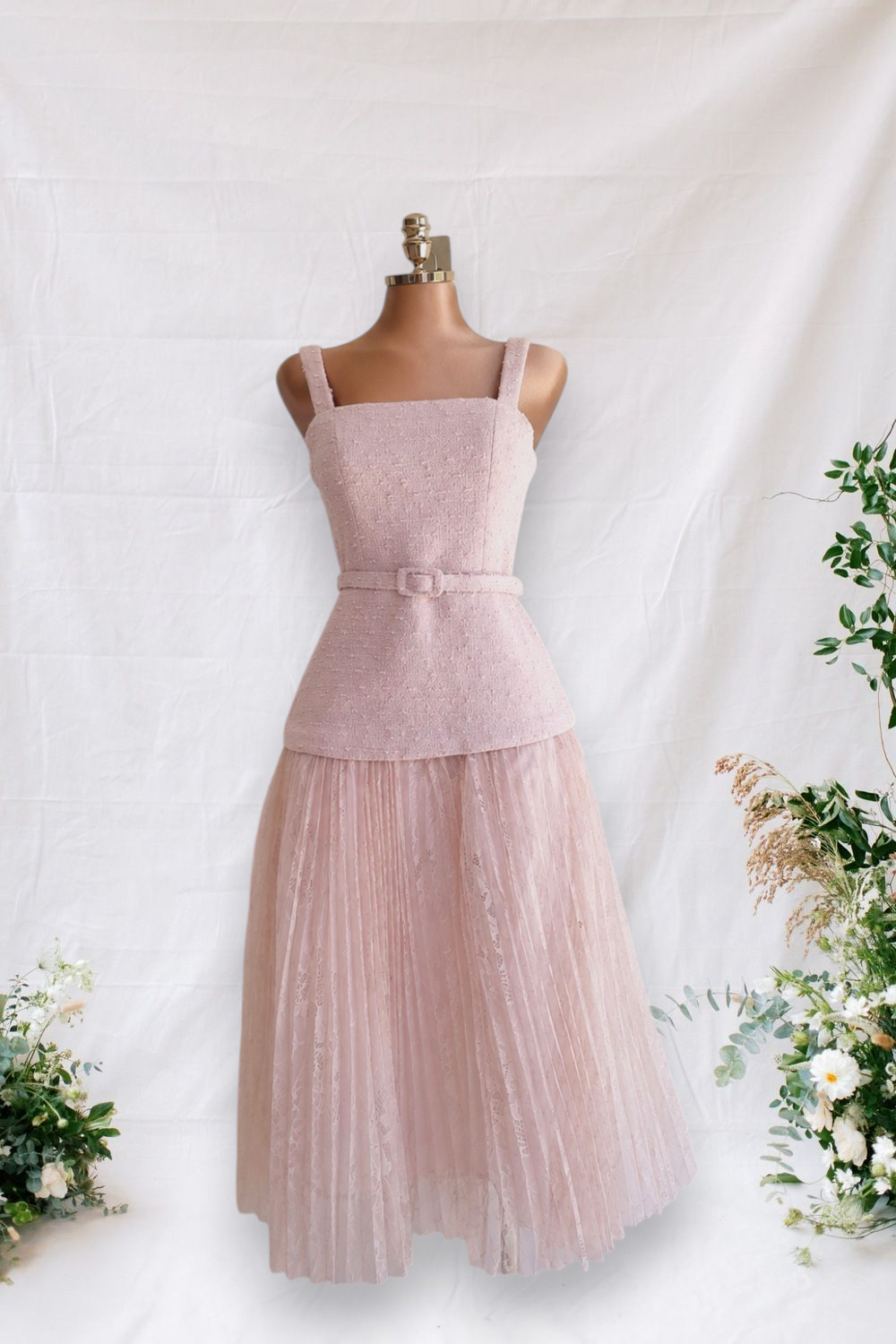 VESTIDO CREMA CON FALDA DE PUNTO DE FLORES