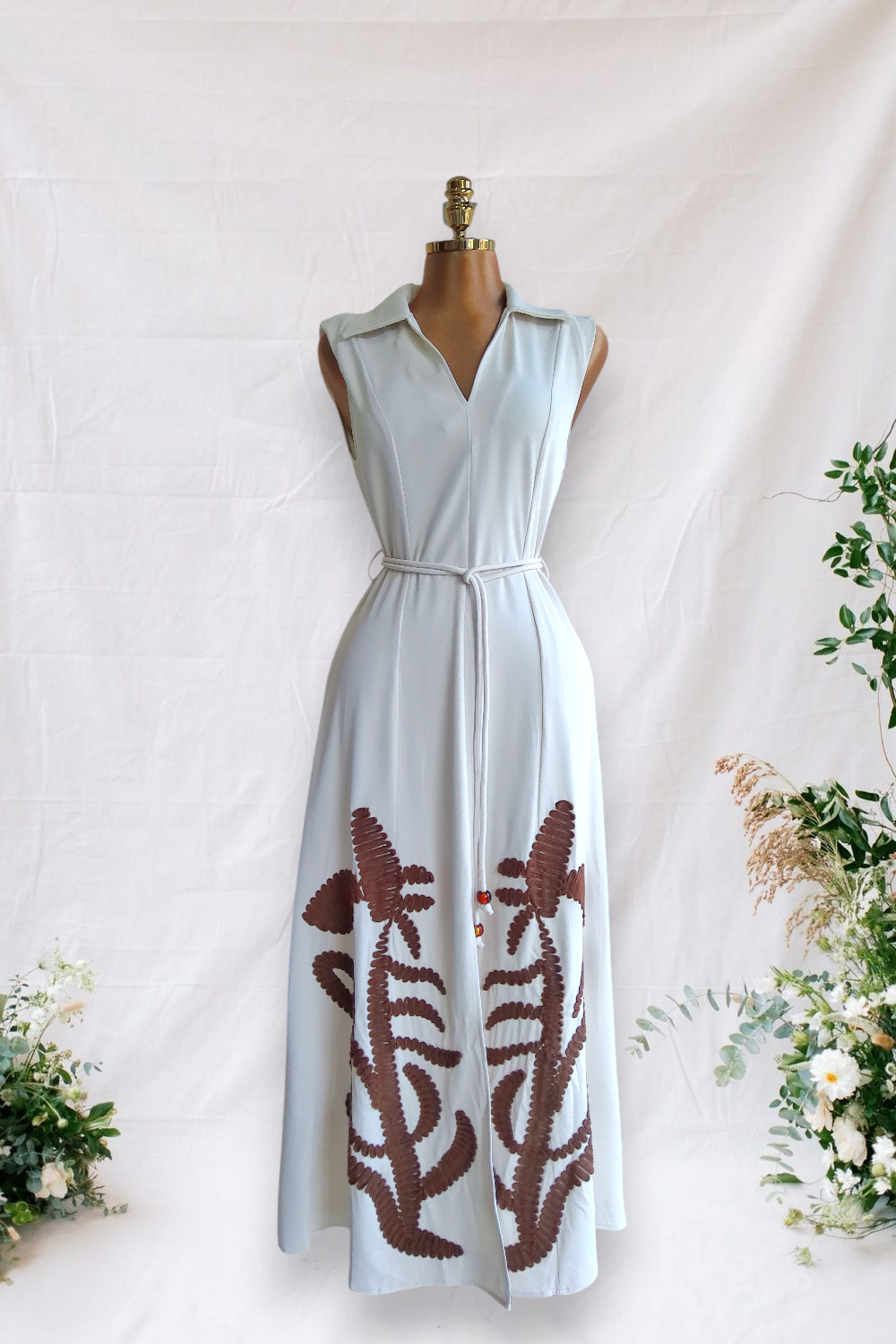 VESTIDO BLANCO SIN MANGAS CON BORDADO ABAJO CAFÉ Y ABERTURA
