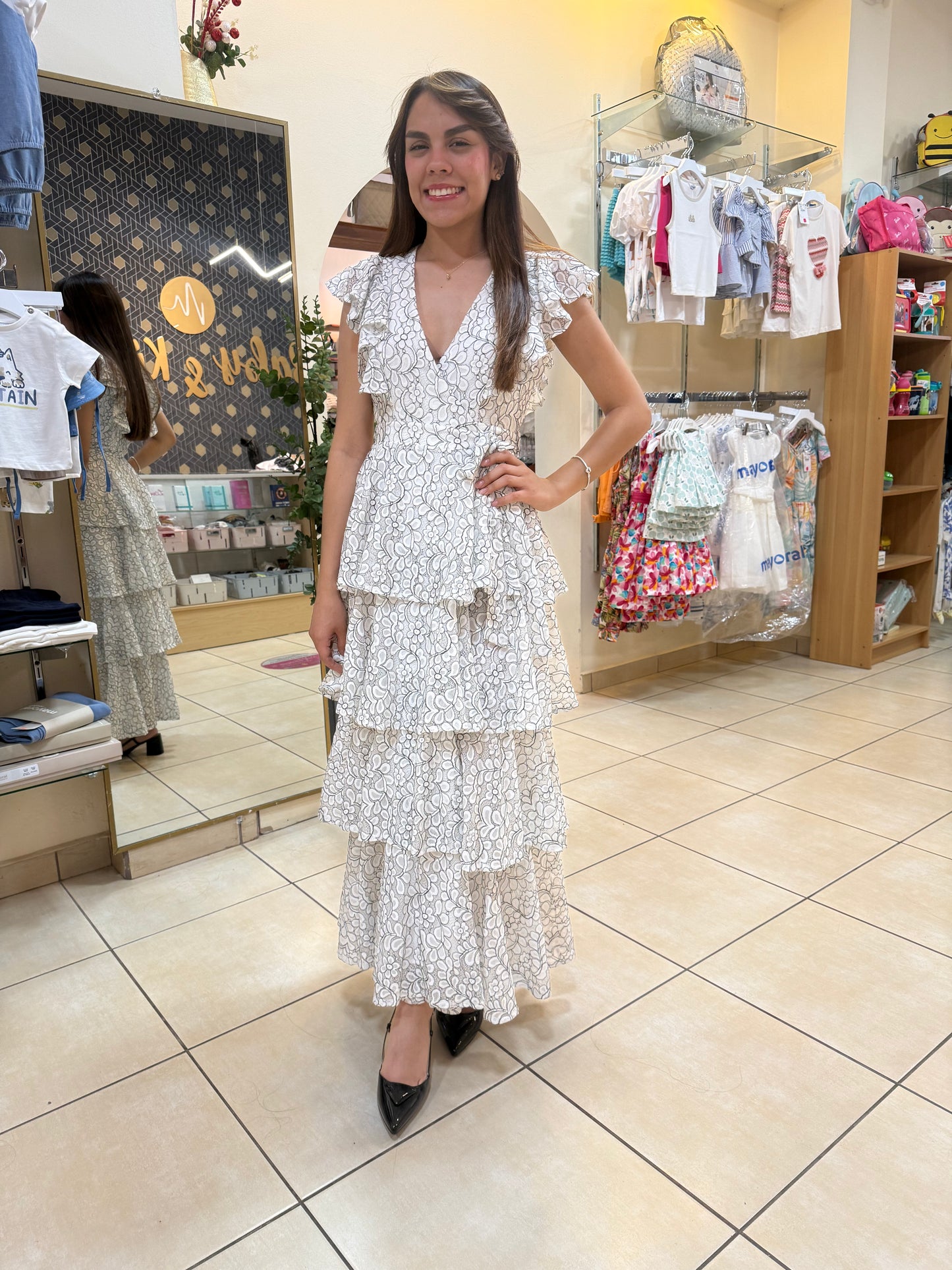 VESTIDO BLANCO CON BORDADOS NEGROS DE MANGAS DE REVUELO