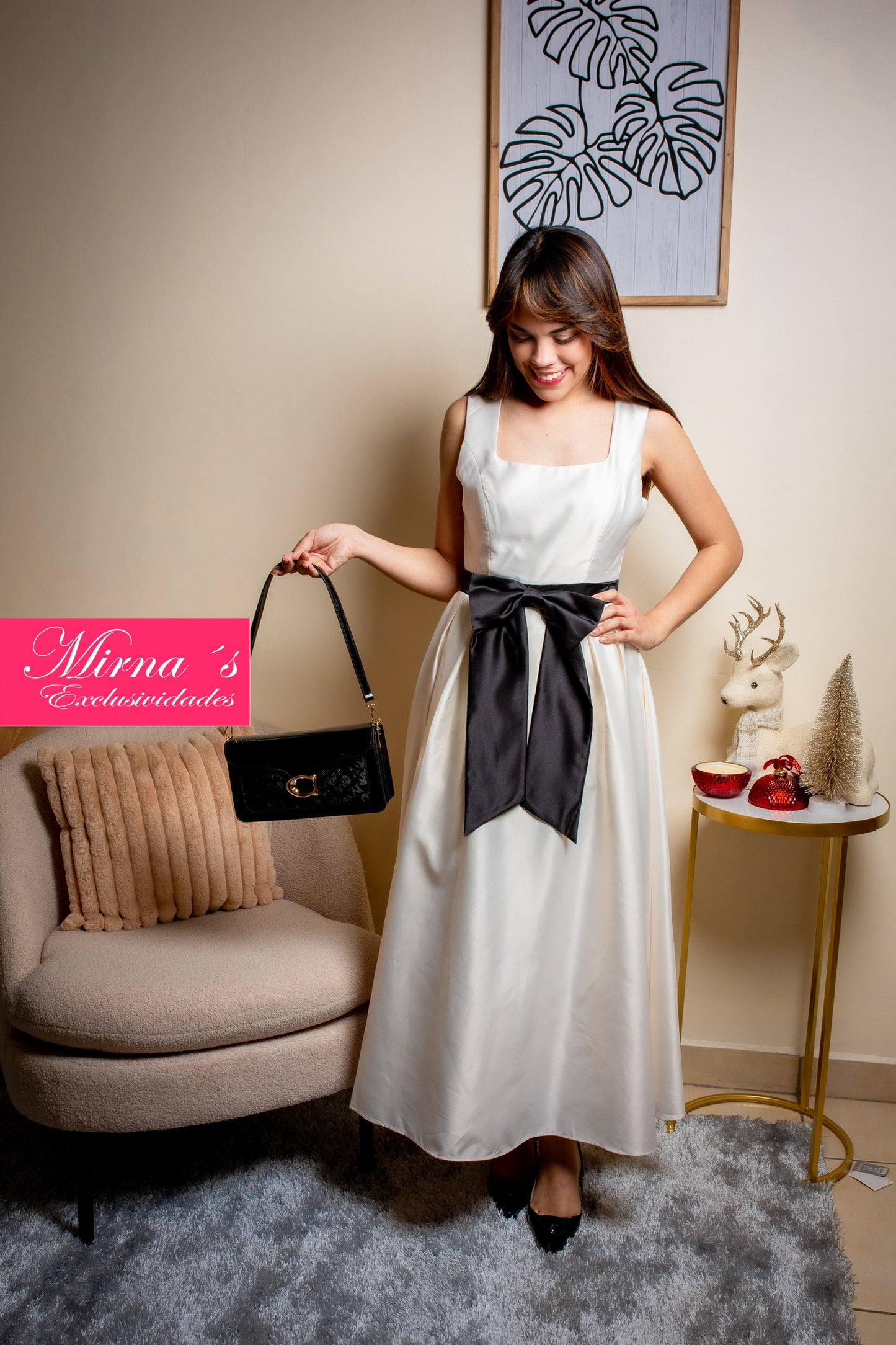 VESTIDO BLANCO CON CINTA NEGRA EN LA CINTURA