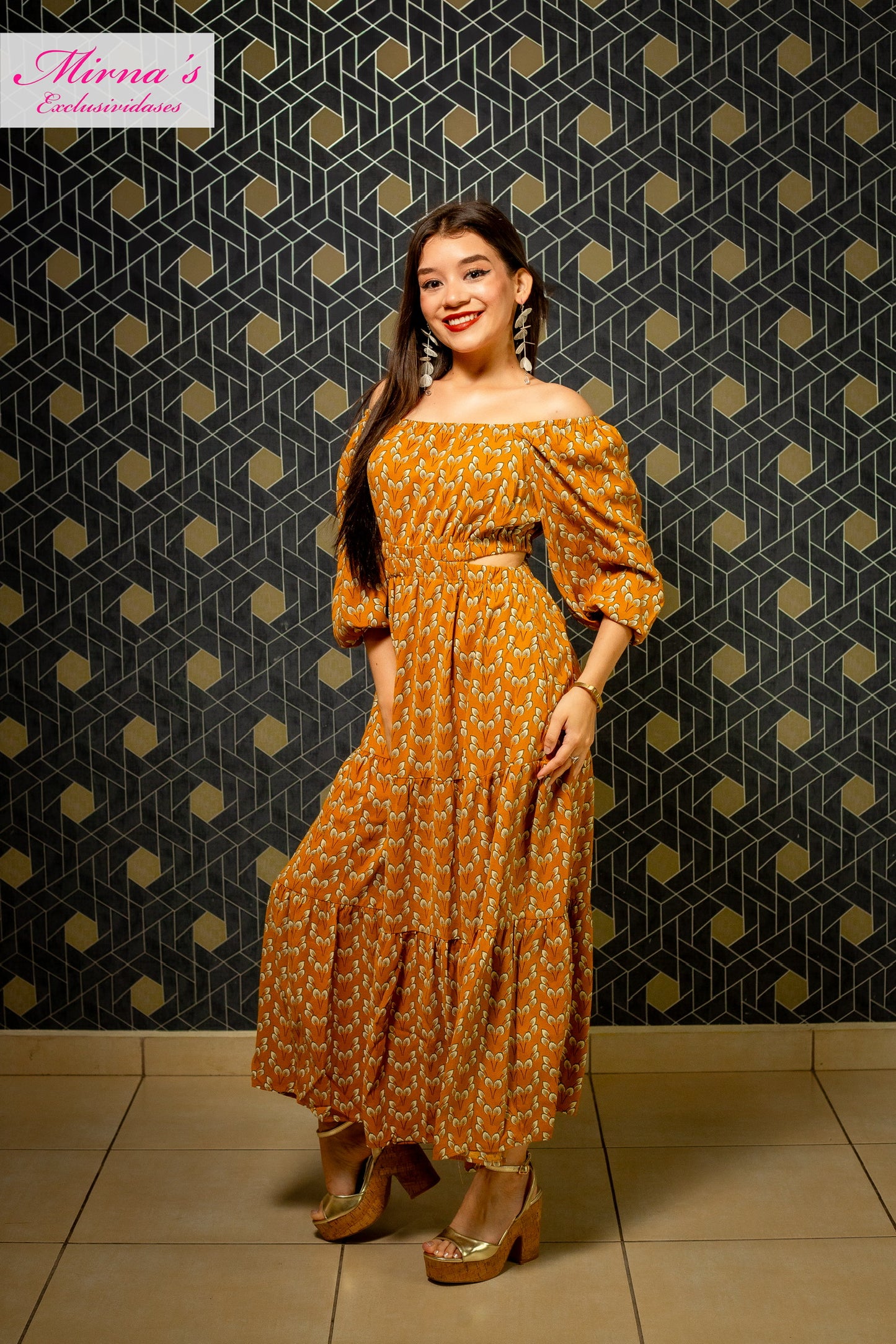 VESTIDO MOSTAZA CON ESTAMPADO DE HOJAS BLANCAS