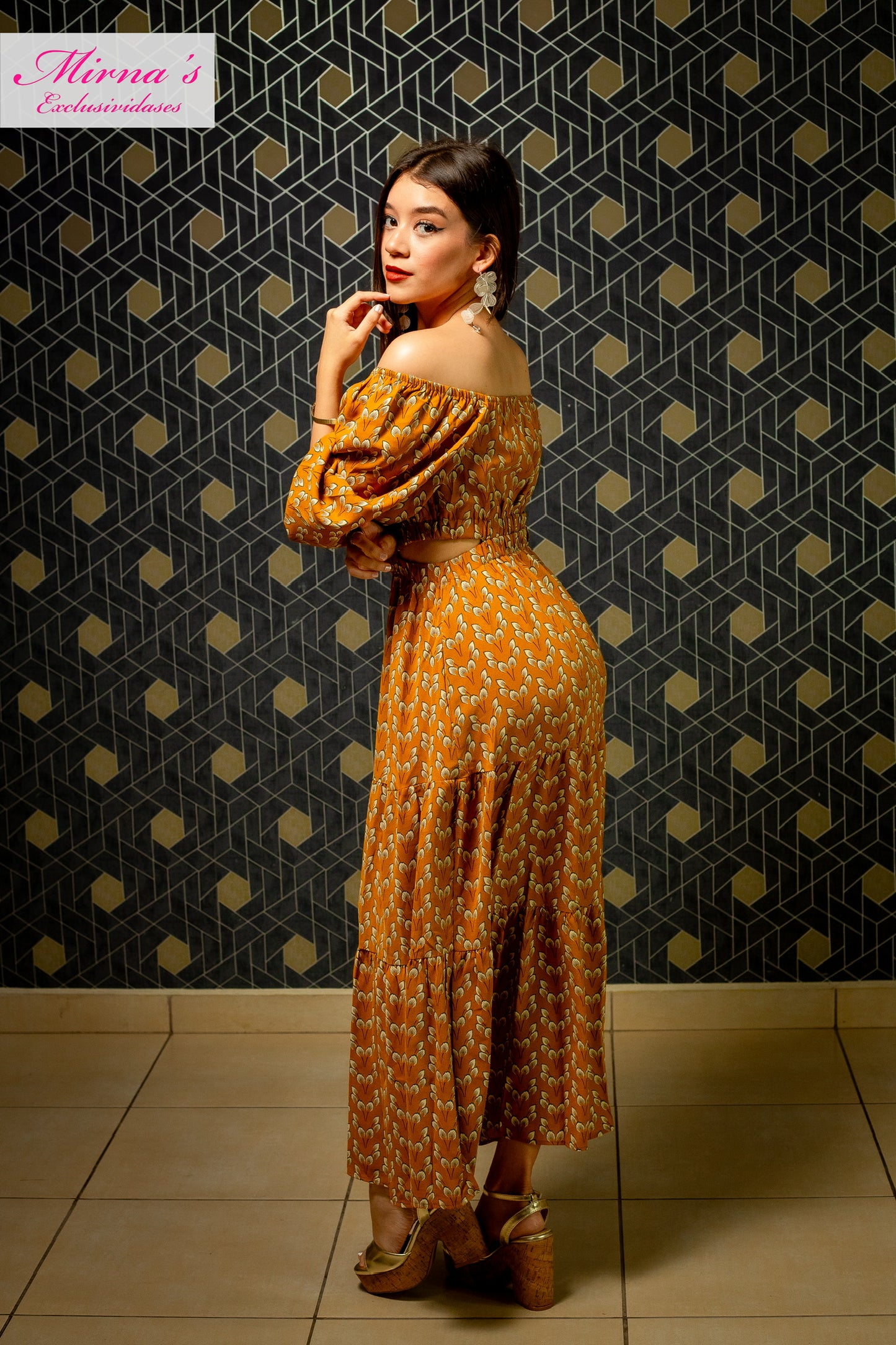 VESTIDO MOSTAZA CON ESTAMPADO DE HOJAS BLANCAS