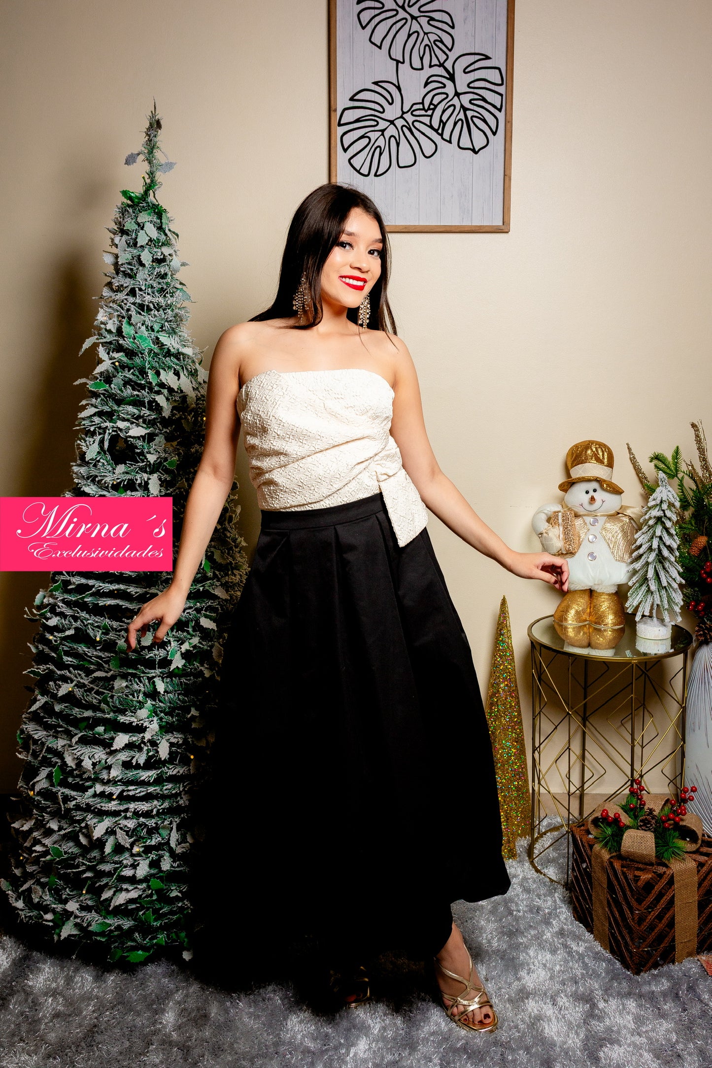VESTIDO SIN MANGAS BLANCO CON FALDA  PLIZADA NEGRA