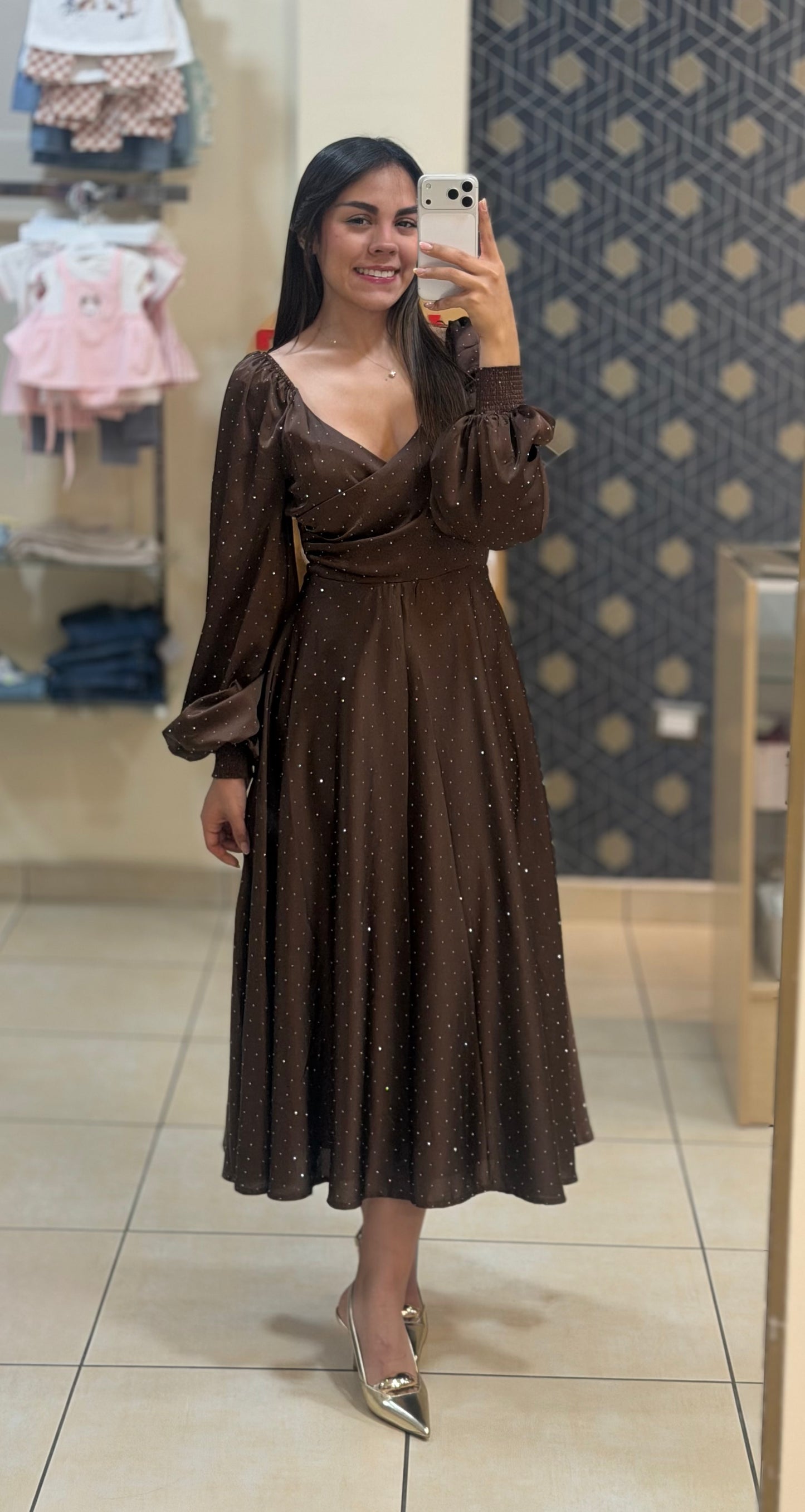 VESTIDO CAFÉ MANGA LARGA DE PUNTOS DE PERLITAS