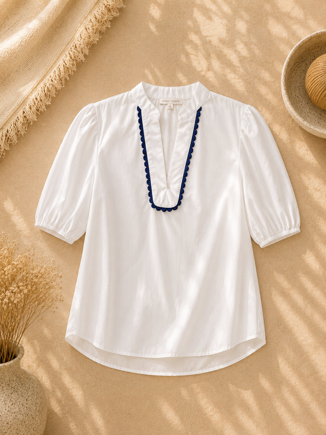 CAMISA BLANCA CON CUELLO AZUL