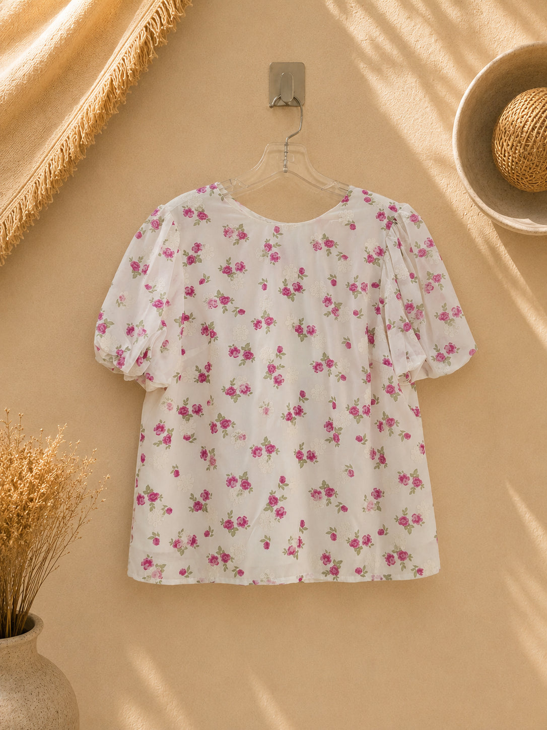 CAMISA BLANCA CON ROSAS ROSADAS PEQUEÑAS Y BLANCAS
