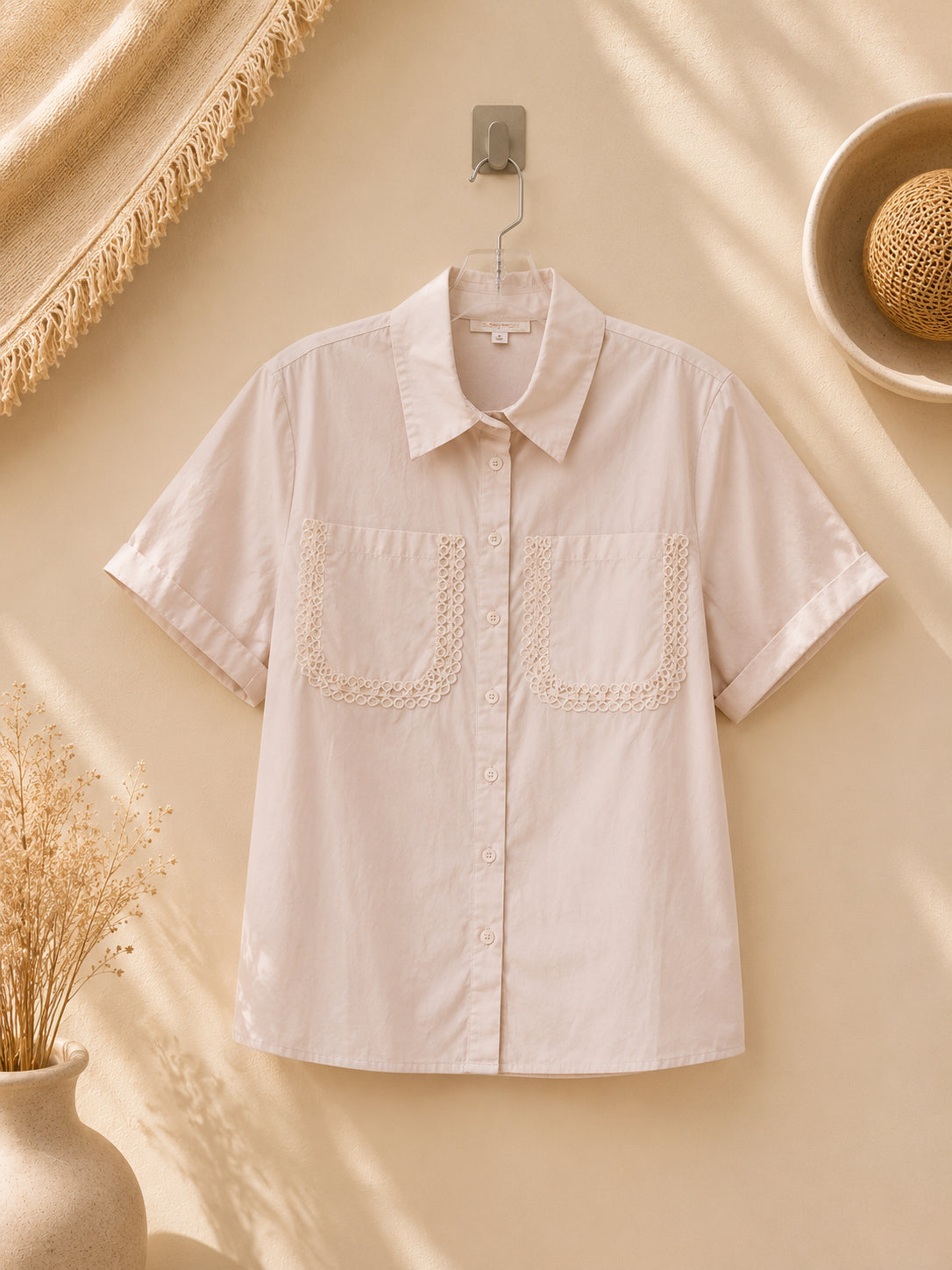 CAMISA DE BOTONES DOBLE BOLSA CON BORDADO