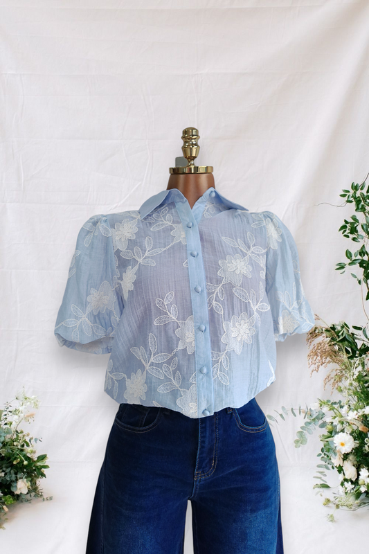 CAMISA DE MANGAS BONBACHAS CELESTE CON BORDADOS BLANCOS DE BOTONES
