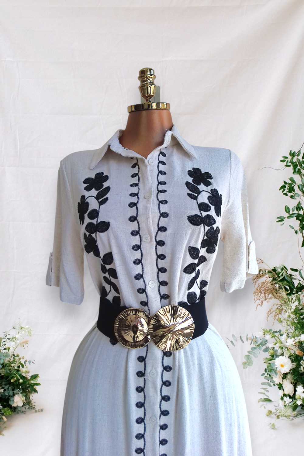 VESTIDO BLANCO CON BORDADO NEGRODE BOTONES Y AMARRE EN LA CINTURA