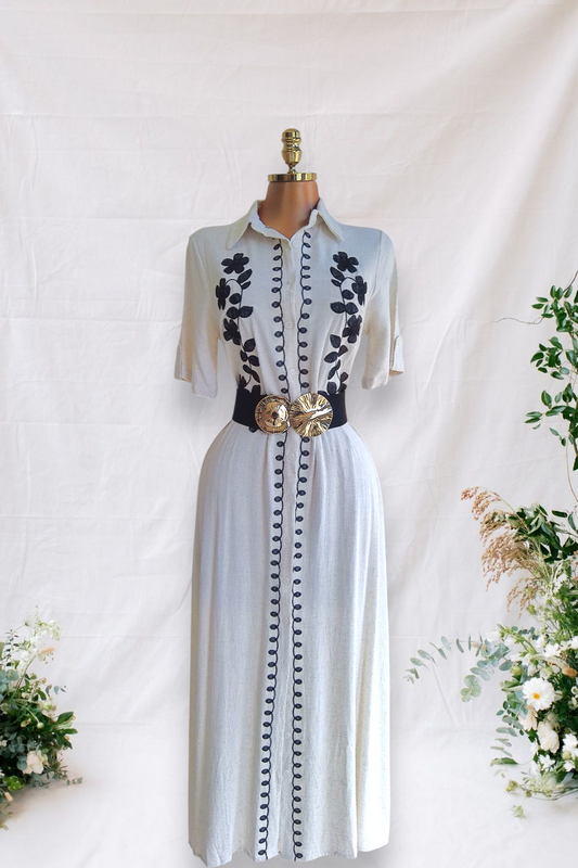 VESTIDO BLANCO CON BORDADO NEGRODE BOTONES Y AMARRE EN LA CINTURA