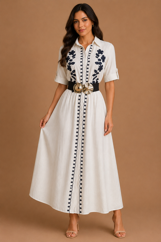 VESTIDO BLANCO CON BORDADO NEGRODE BOTONES Y AMARRE EN LA CINTURA