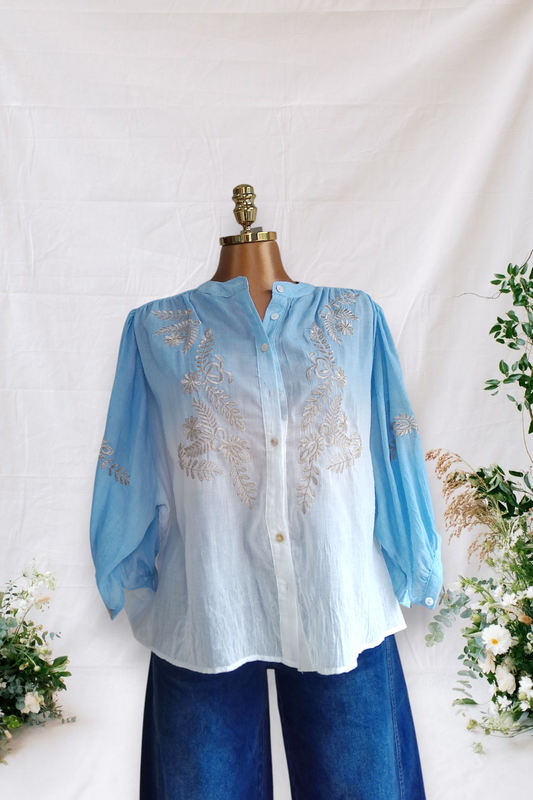 CAMISA MANGA LARGA DE BOTONES CON BORDADO PLATEADO DE DOS COLRES AZUL CON BLANCO