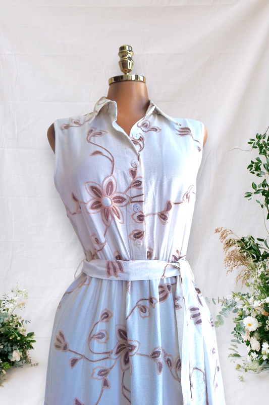 VESTIDO CASUAL BLANCO CON BORDADOS CAFES CLARO Y OSCURO