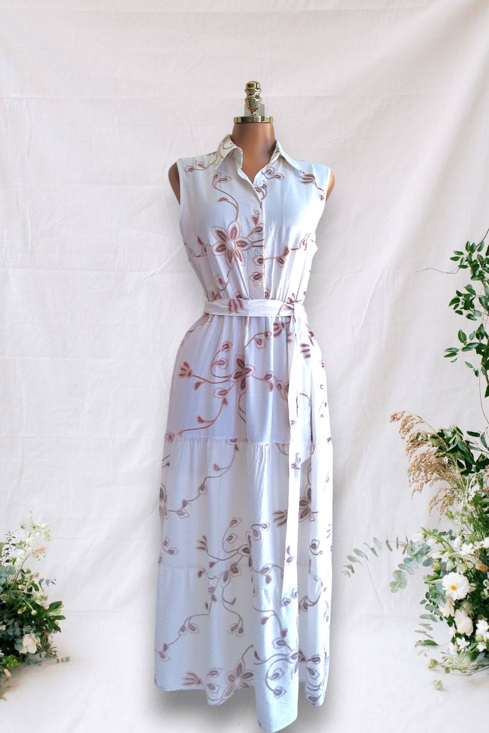 VESTIDO CASUAL BLANCO CON BORDADOS CAFES CLARO Y OSCURO