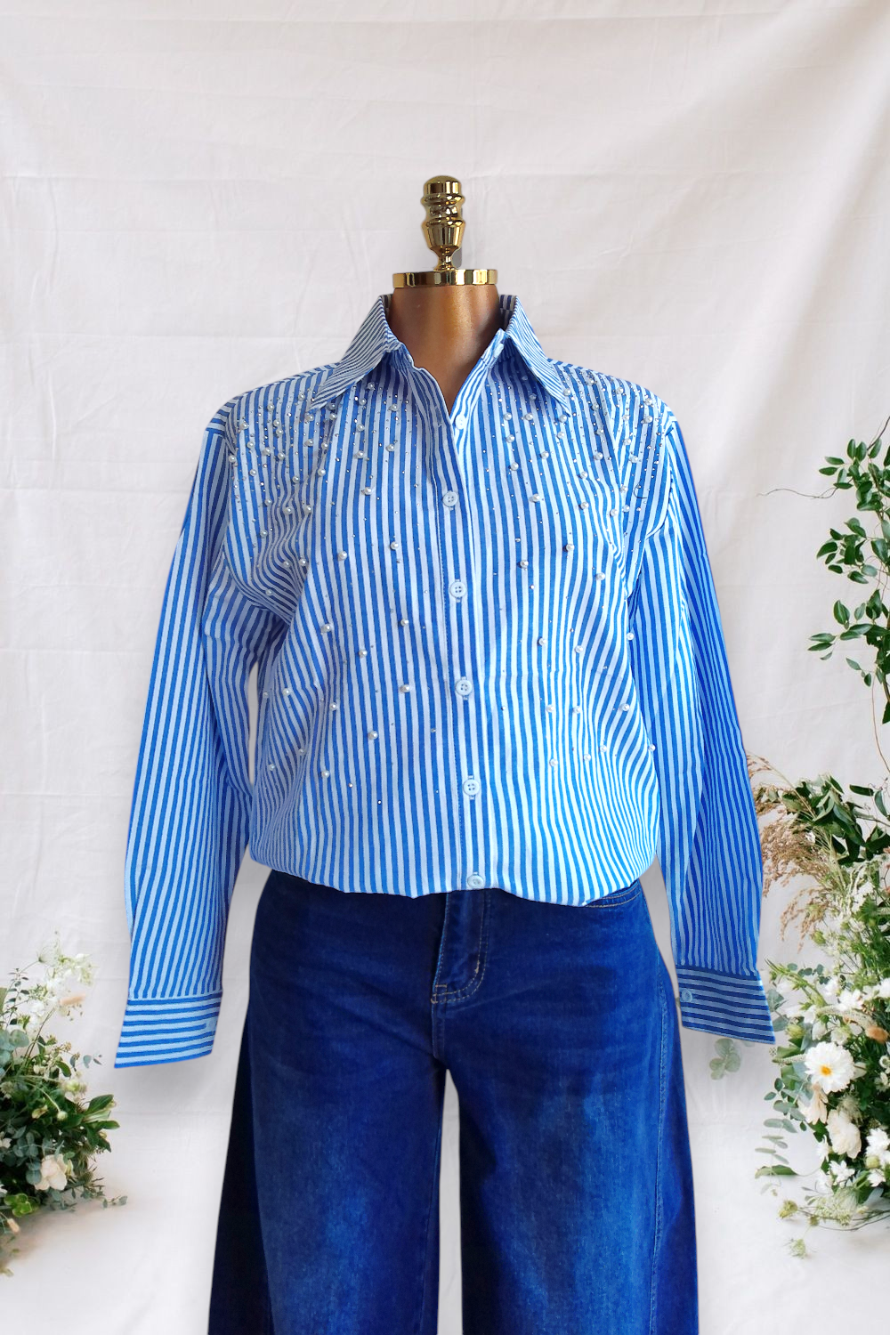 CAMISA MANGA LARGA DE RAYAS BLANCAS Y AZULES VERYICALES CON PERLAS EN LA PARTE DE ALFRENTE