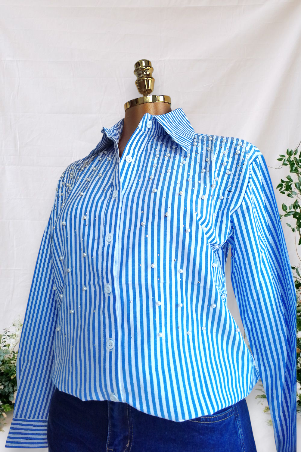 CAMISA MANGA LARGA DE RAYAS BLANCAS Y AZULES VERYICALES CON PERLAS EN LA PARTE DE ALFRENTE