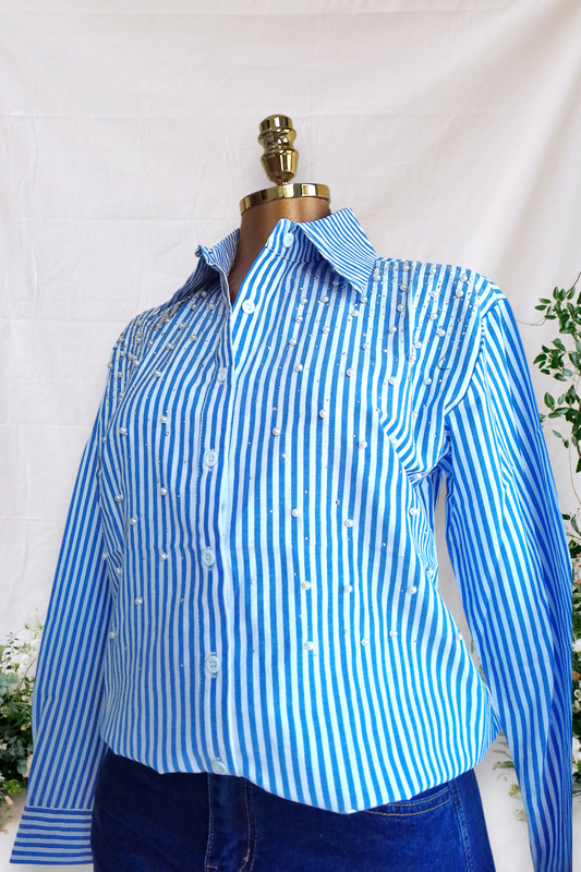 CAMISA MANGA LARGA DE RAYAS BLANCAS Y AZULES VERYICALES CON PERLAS EN LA PARTE DE ALFRENTE