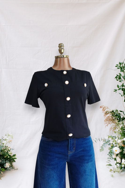 CAMISA NEGRA CON BOTONES DE FLORES BLANCO Y DORADO