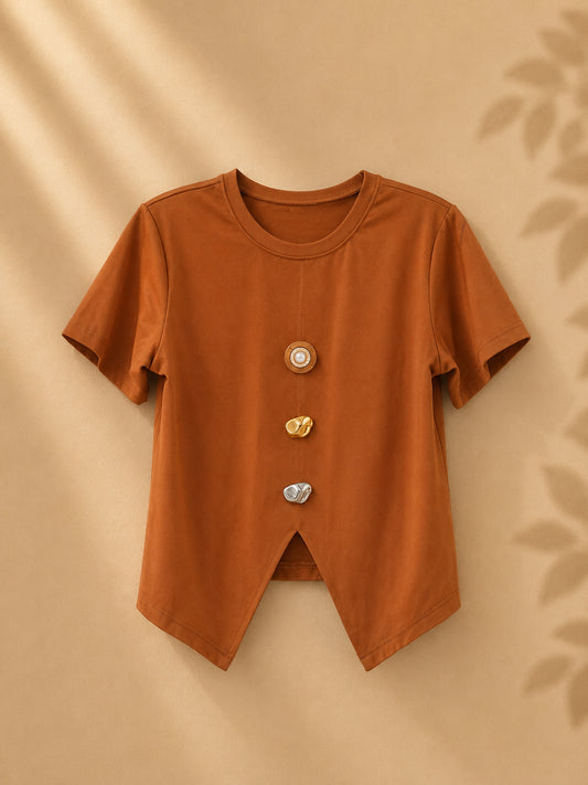 CAMISA CAFÉ CON ACCESORIOS DE COLORES