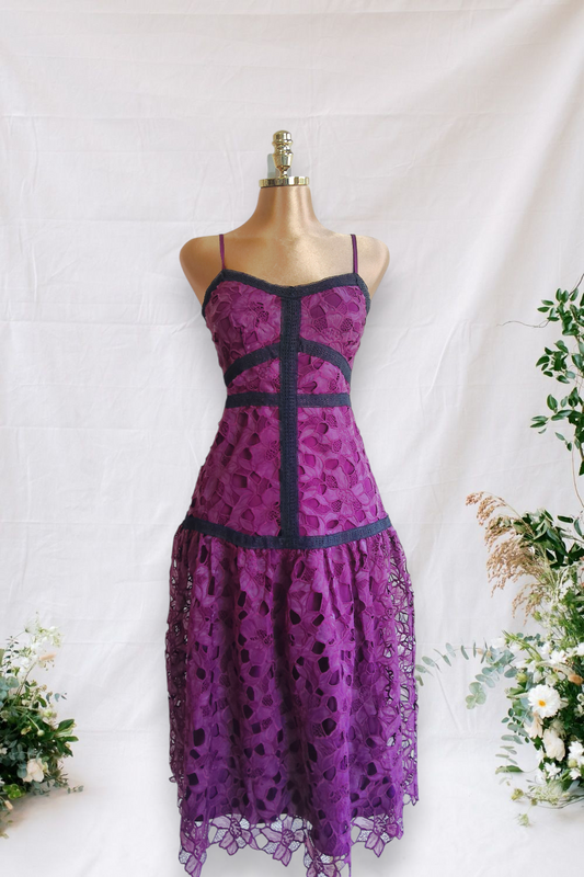 VESTIDO OCRE DE TIRANTES CON APLOCACION NEGRA