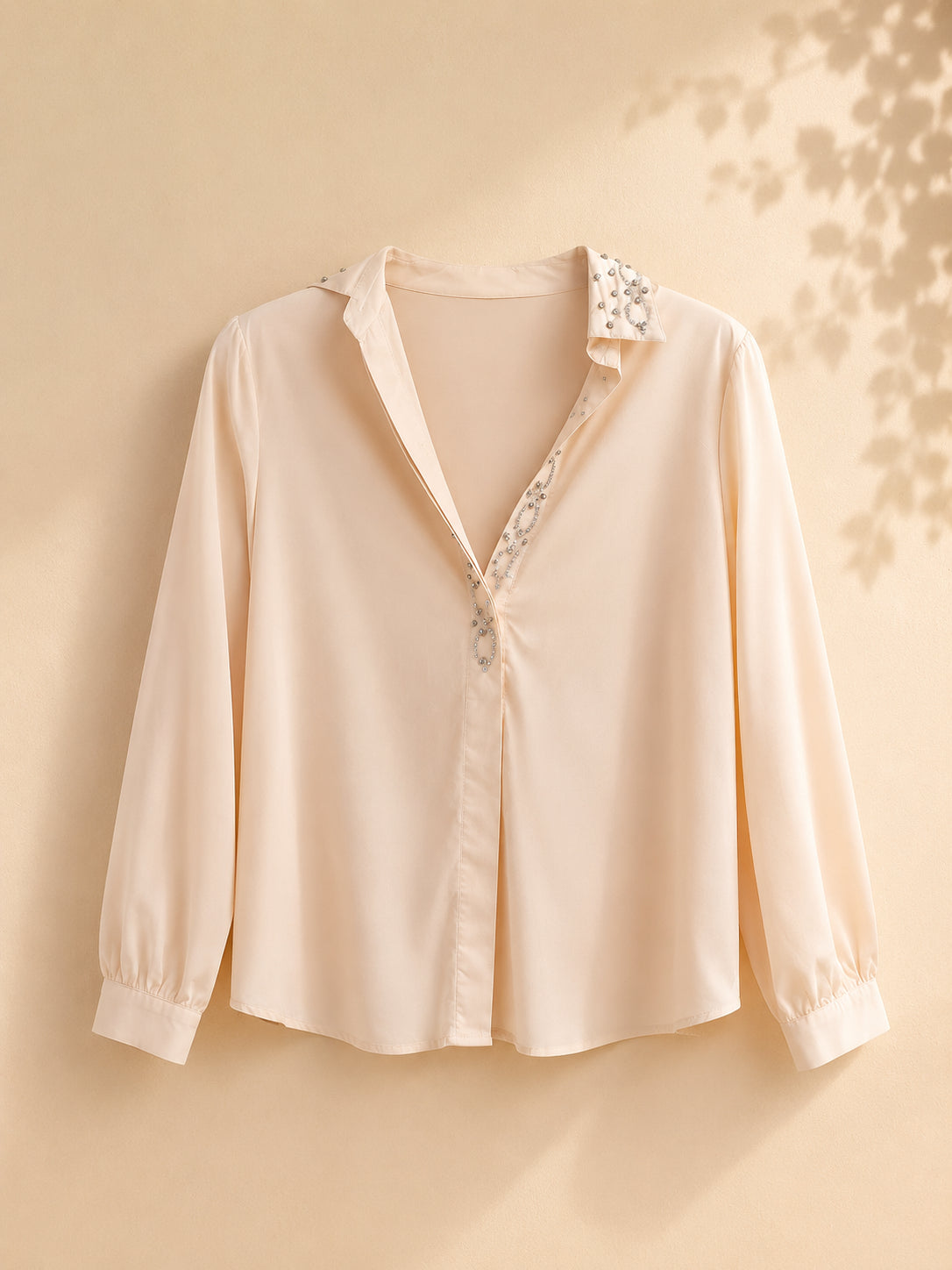CAMISA BLANCO HUESO CON ACCESORIOS PLATEADOS EN EL CUELLO