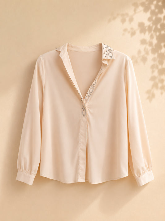 CAMISA BLANCO HUESO CON ACCESORIOS PLATEADOS EN EL CUELLO