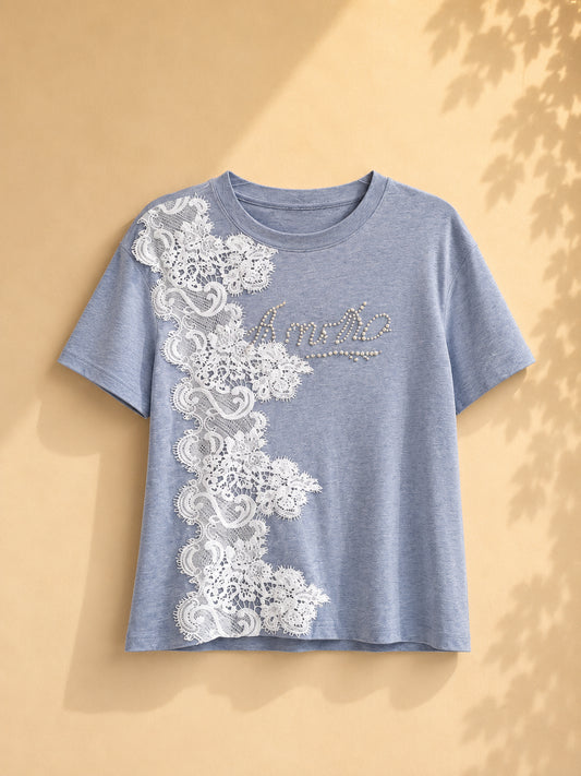 CAMISA GRIS CON LETRAS DE PERLA Y ABORDADO BLANCO
