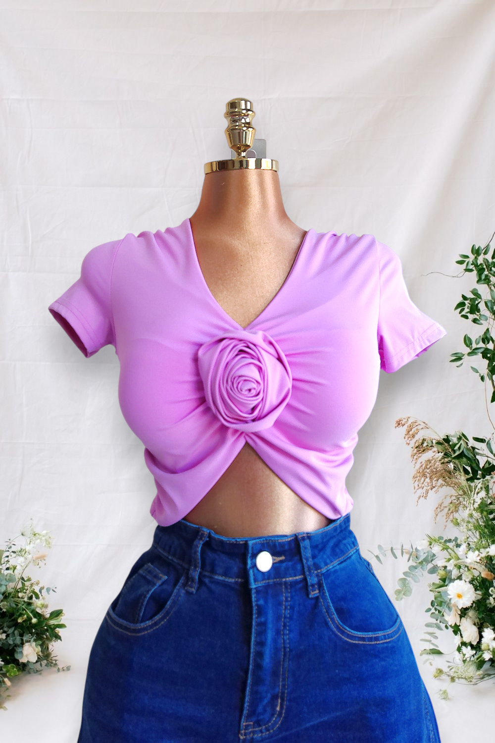 CAMISA CORTA ROSA CON MANGAS Y UNA ROSA ALFRENTE