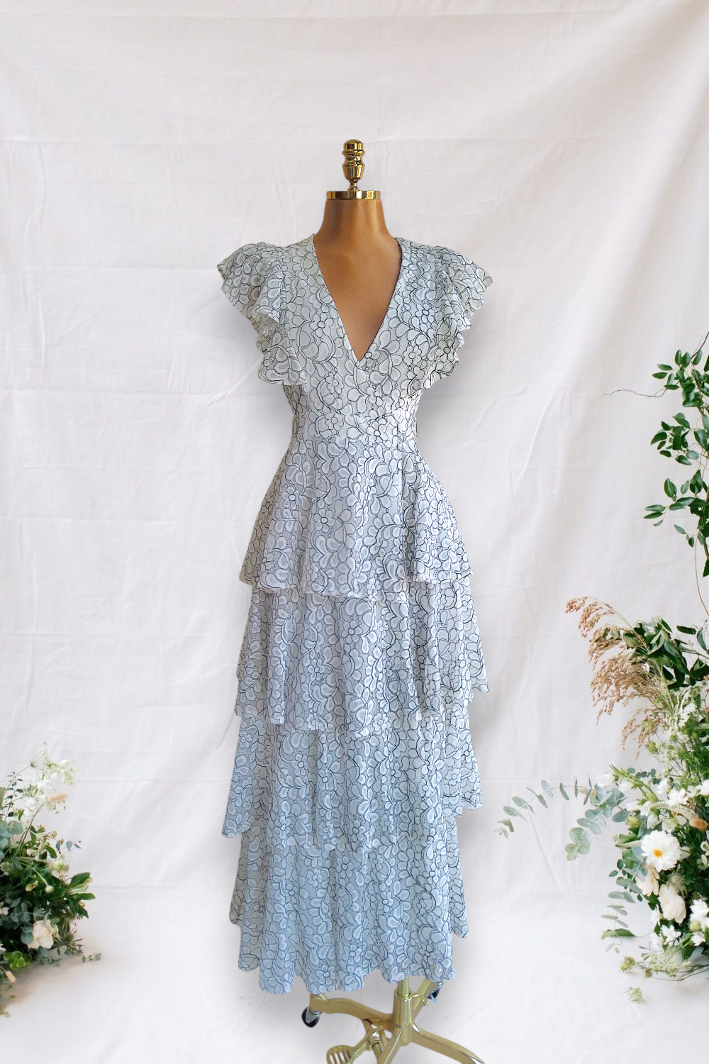 VESTIDO BLANCO CON BORDADOS NEGROS DE MANGAS DE REVUELO