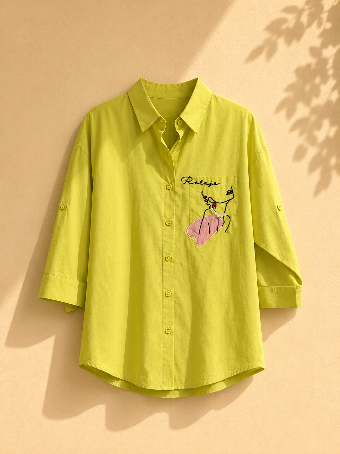 CAMISA FORMAL VERDE LIMON CON BORDADO DE MUJER Y LETRAS RELAJE