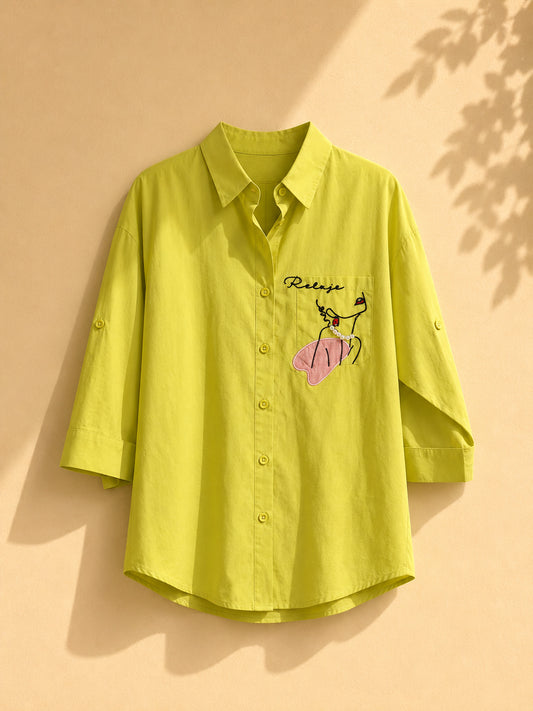 CAMISA FORMAL VERDE LIMON CON BORDADO DE MUJER Y LETRAS RELAJE