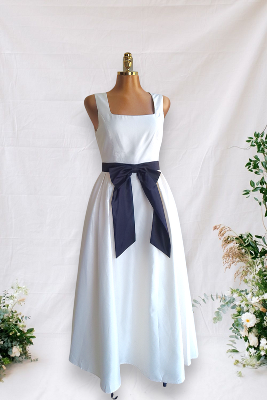 VESTIDO BLANCO CON CINTA NEGRA EN LA CINTURA