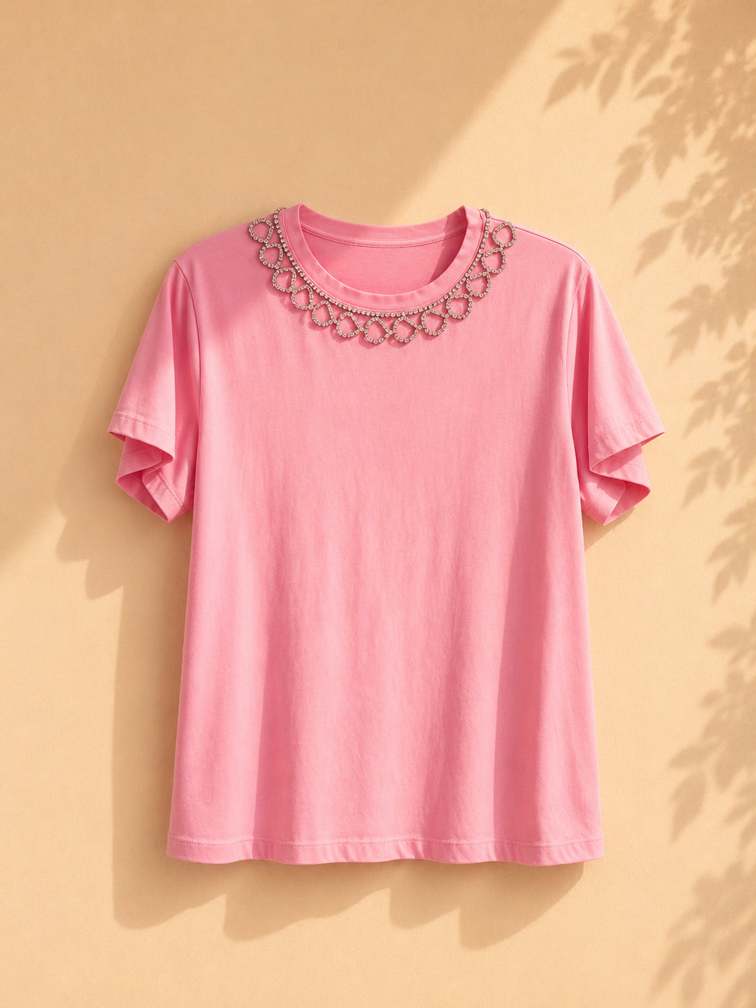 CAMISA ROSADO CON ACCESORIOS PLATEADOS EN EL CUELLO EN FORMA DE TRIANGULO
