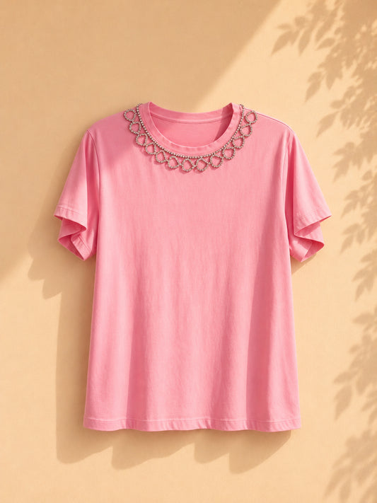 CAMISA ROSADO CON ACCESORIOS PLATEADOS EN EL CUELLO EN FORMA DE TRIANGULO