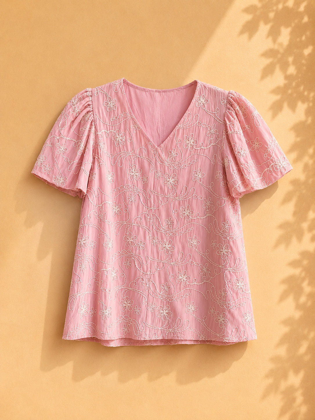 CAMISA ROSA PASTEL CON FLORES BORDADAS BLANCAS