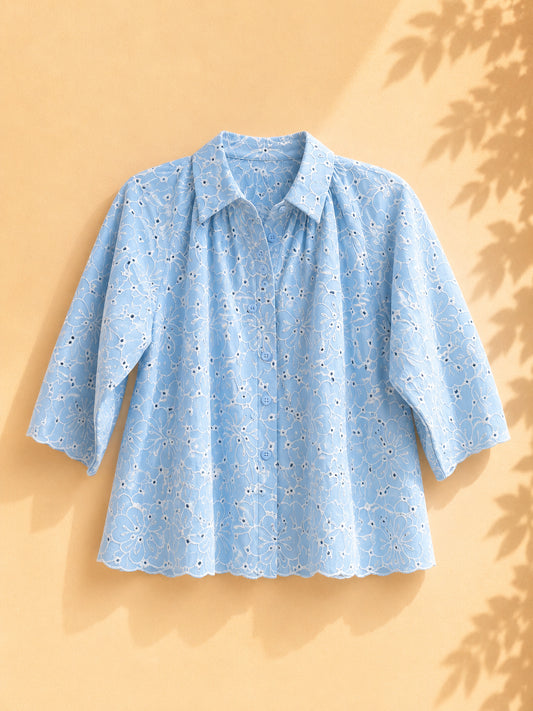 CAMISA AZUL CON BORDADO BLANCO DE FLORES MANGA 3/4