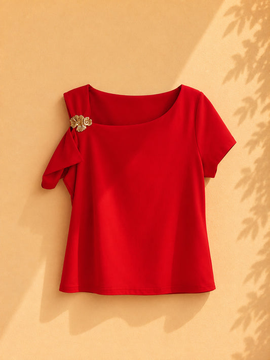 CAMISA ROJA DE MANGA DESCUBIERTA CON ACCESORIO DORADO