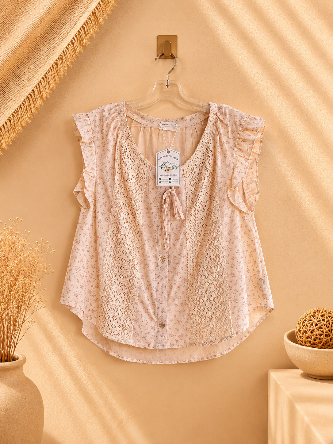 CAMISA BEIGE SIN AMNGAS CON FLORES