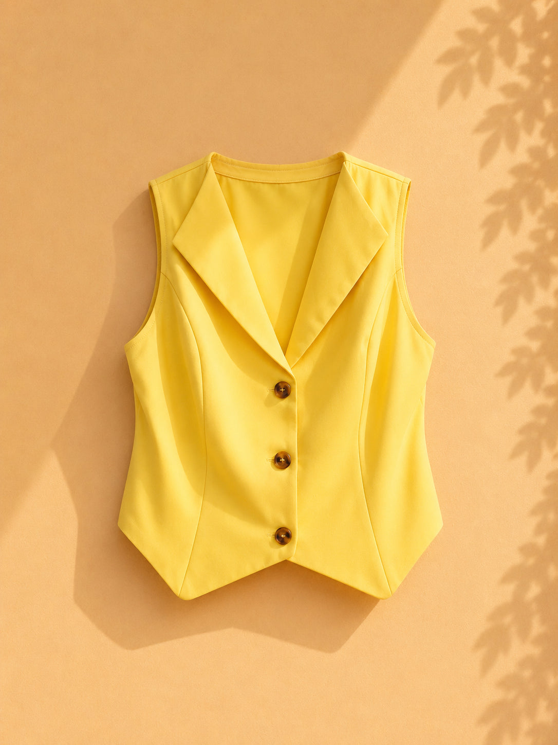 CAMISA SIN MANGAS AMARILLA TIPO CHALECO DE 3 BOTONES