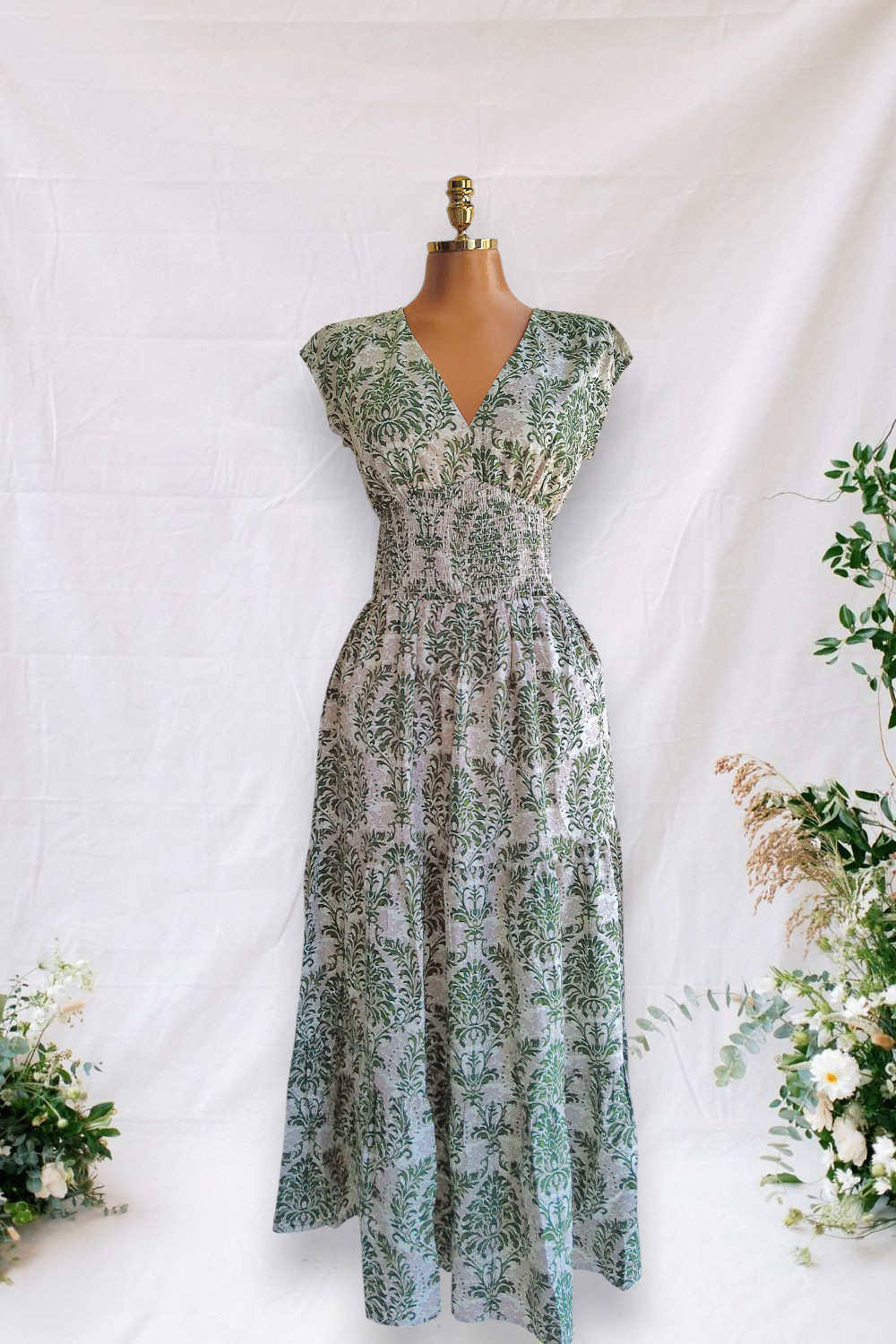 VESTIDO  CREMA DE DISEÑO VERDE Y CAFÉ CLARO CON ESLASTICO GRANDE EN LA CINTURA