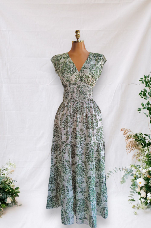 VESTIDO  CREMA DE DISEÑO VERDE Y CAFÉ CLARO CON ESLASTICO GRANDE EN LA CINTURA