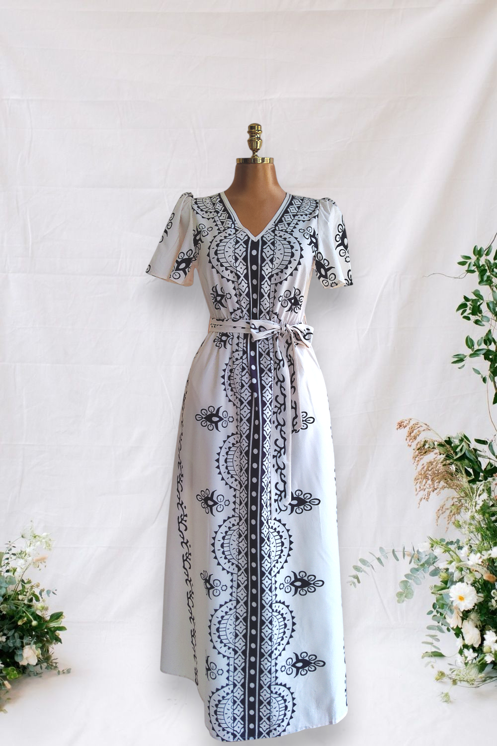 VESTIDO CREMA CON ESTANPADO NEGRO