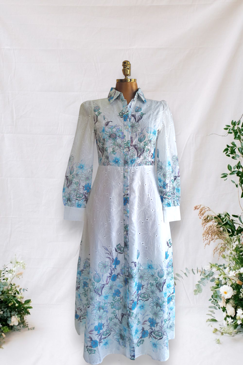 VESTIDO BLANCO DE MANGA LARGA CON FLORES AZULES