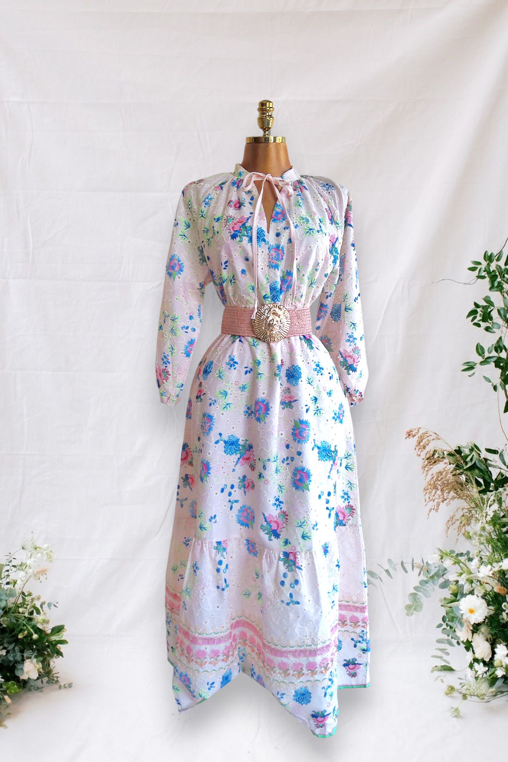VESTIDO ROSADO ESTANPADO DE FLORES CON BORDADO DE FLORES EN CREMA