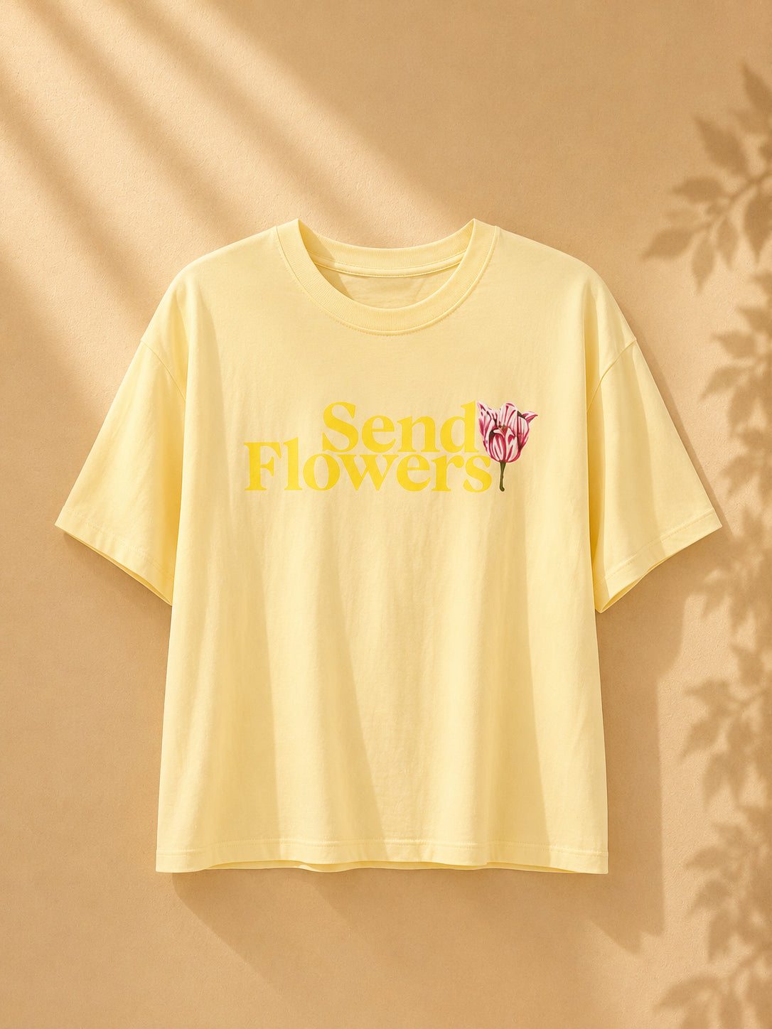 CAMISA AMARILLA CON LETRAS Y FLOR ROSADA